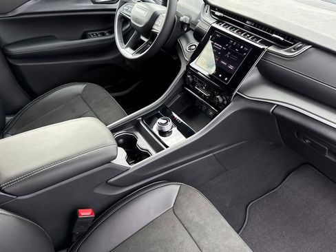 New 2025 Jeep Grand Cherokee Altitude image 17