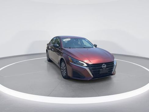 Used 2024 Nissan Altima 2.5 SV FWD image 2