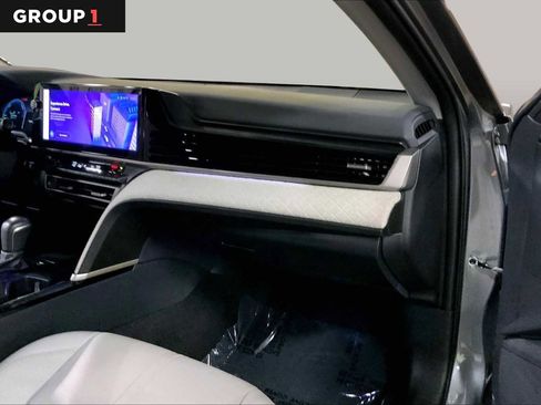 Used 2025 Toyota Camry XLE AWD/4WD image 19