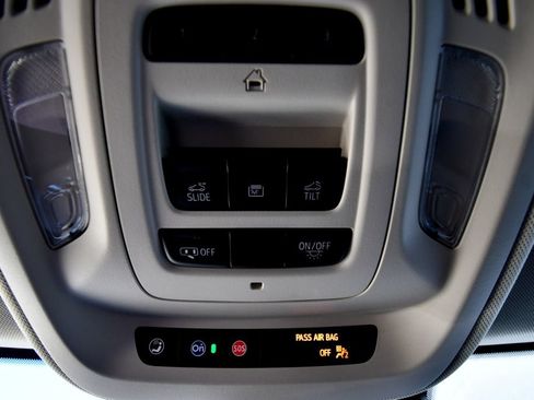 Used 2023 Buick Envision Avenir AWD/4WD image 32