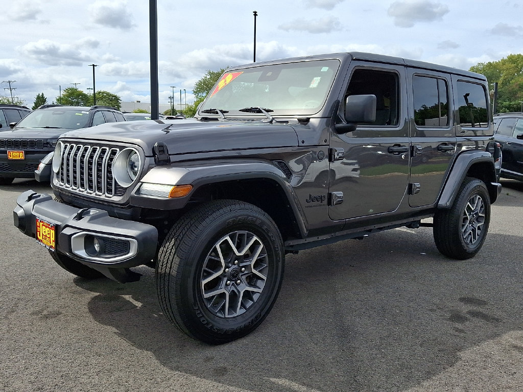 Certified 2025 Jeep Wrangler Unlimited Sahara w/ Dual Top Group AWD/4WD image 3