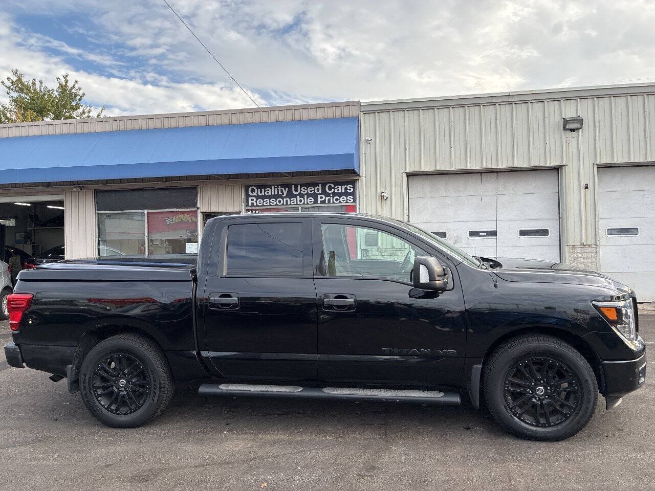 Used 2018 Nissan Titan SV AWD/4WD image 5