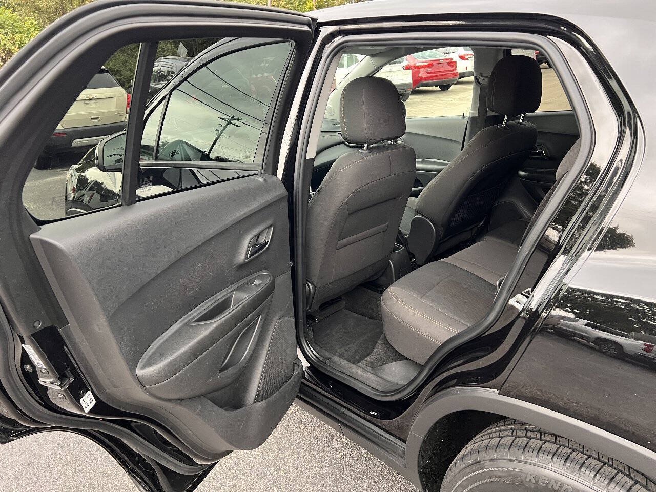 Used 2021 Chevrolet Trax LS w/ Tint and Cruise Package AWD/4WD image 25