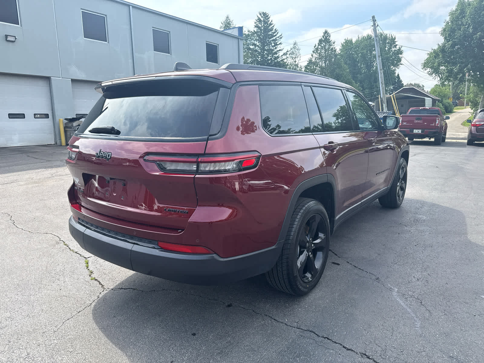 Used 2023 Jeep Grand Cherokee L Limited AWD/4WD image 3