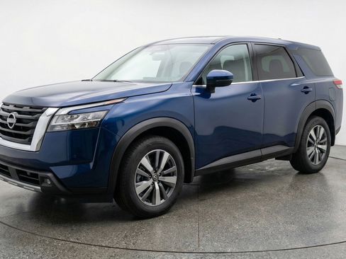Used 2025 Nissan Pathfinder SV FWD image 3