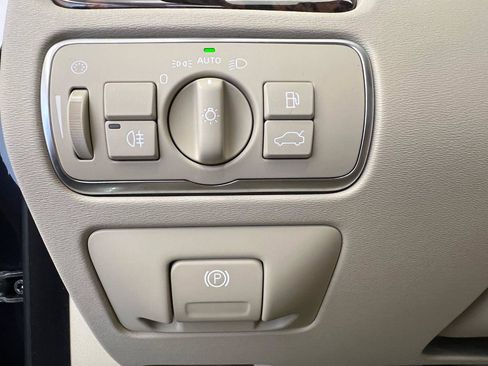 Used 2016 Volvo XC70 T5 Premier w/ Proximity Package image 24