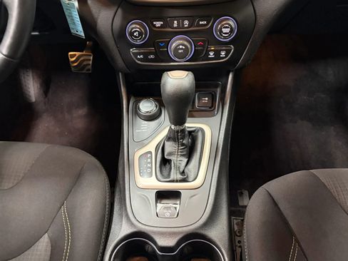 Used 2017 Jeep Cherokee Latitude w/ Cold Weather Group AWD/4WD image 35