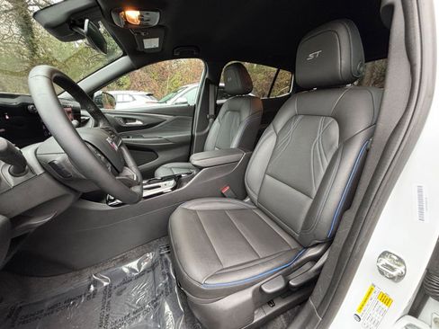 Used 2025 Buick Envista Sport Touring image 36