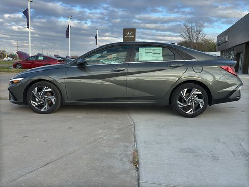 New 2025 Hyundai Elantra Limited image 4