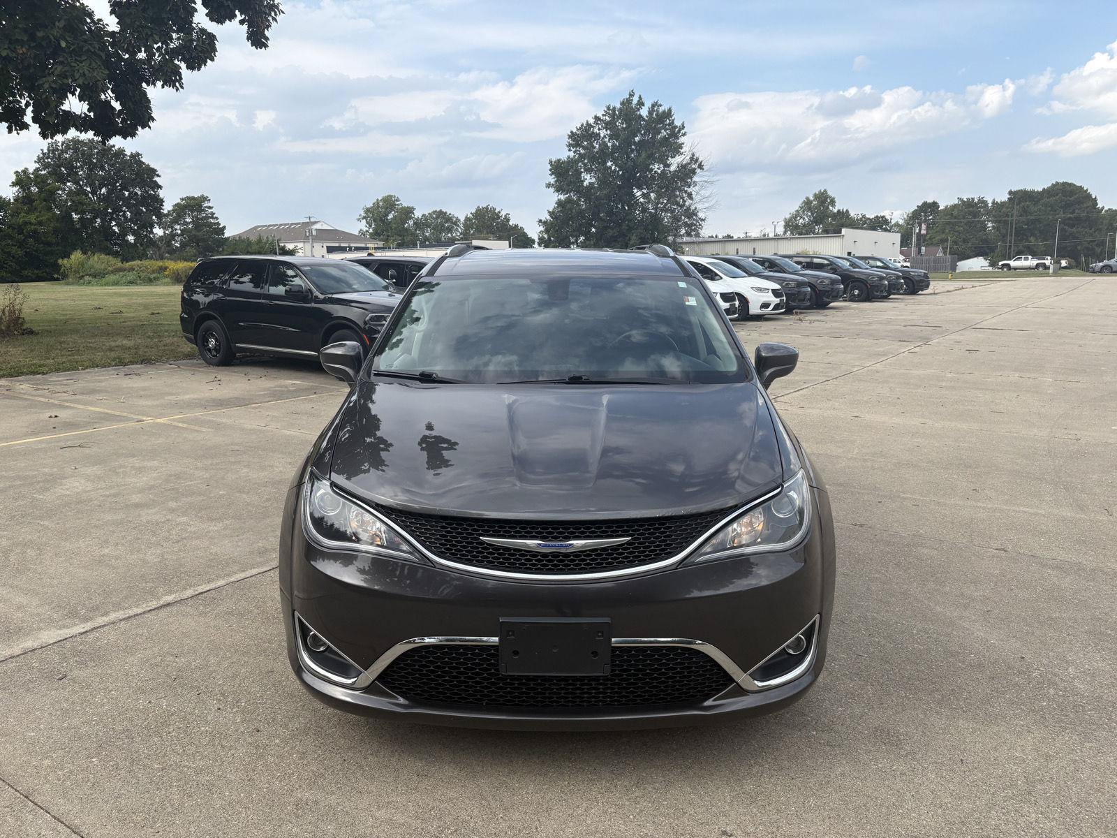 Used 2018 Chrysler Pacifica Touring-L w/ Tire & Wheel Group FWD image 21