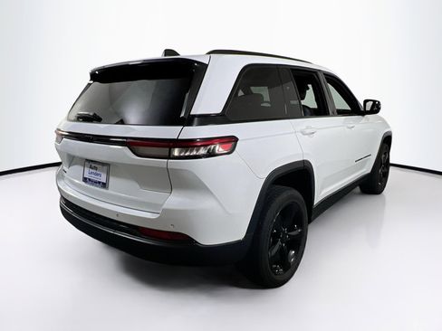 Used 2022 Jeep Grand Cherokee Altitude image 5