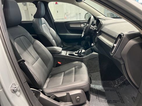 Used 2025 Volvo XC40 B5 Core image 31