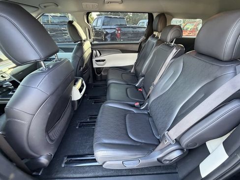 Certified 2024 Kia Carnival LX FWD image 12