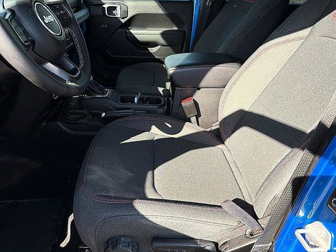 Used 2025 Jeep Wrangler Unlimited Rubicon AWD/4WD image 11