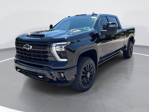 Used 2025 Chevrolet Silverado 2500 High Country w/ Midnight Edition AWD/4WD image 3