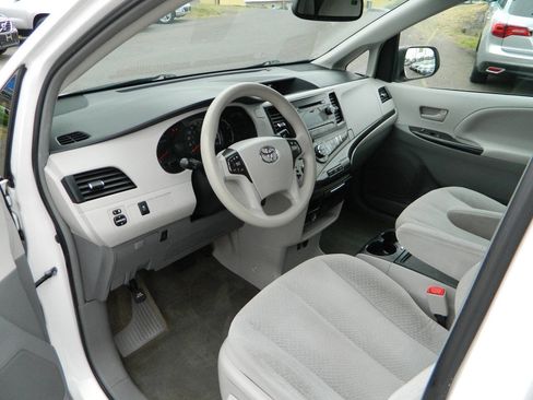 Used 2013 Toyota Sienna LE FWD image 11