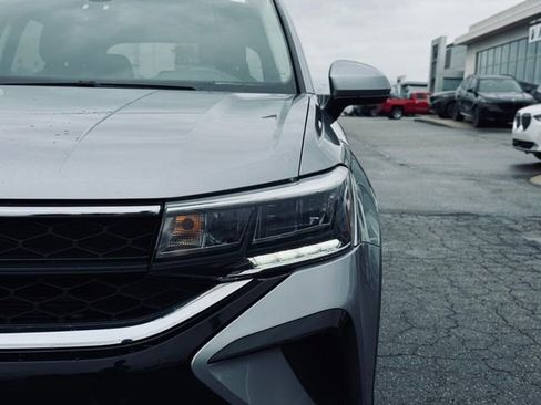 Used 2022 Volkswagen Taos SE w/ Driver Assistance Package image 3