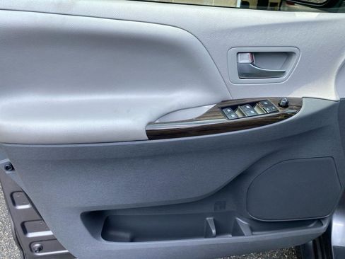 Used 2020 Toyota Sienna XLE w/ XLE Navigation Package image 30