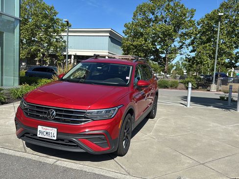 Used 2023 Volkswagen Tiguan SE image 1