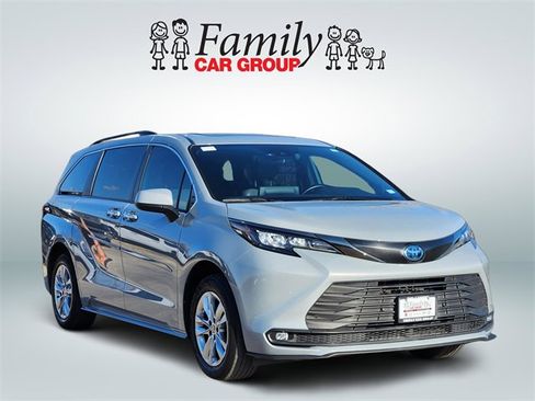 Used 2023 Toyota Sienna XLE Woodland Edition image 2