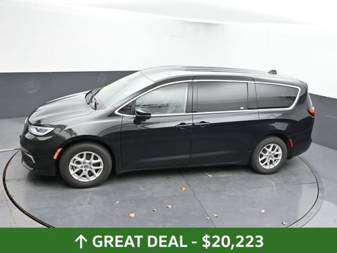 Used 2023 Chrysler Pacifica Touring-L FWD image 42