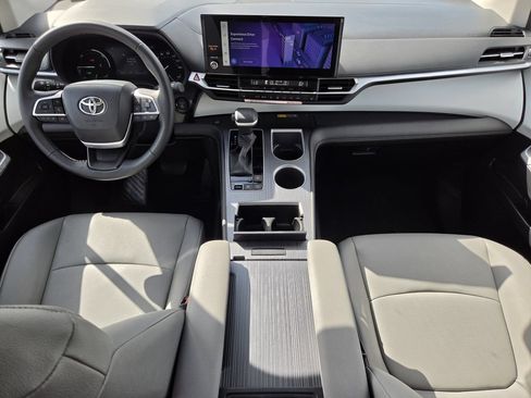 Used 2026 Toyota Sienna XLE FWD image 13