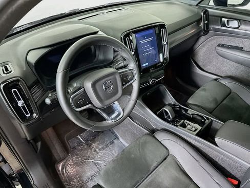 Used 2023 Volvo XC40 B5 Plus image 2