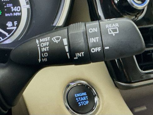 Used 2022 Toyota Highlander Limited FWD image 13