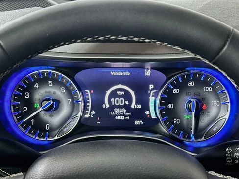 Used 2022 Chrysler Pacifica Touring-L w/ Uconnect Theater Family Group FWD image 12