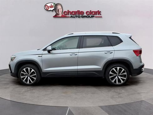 Used 2024 Volkswagen Taos SE image 2