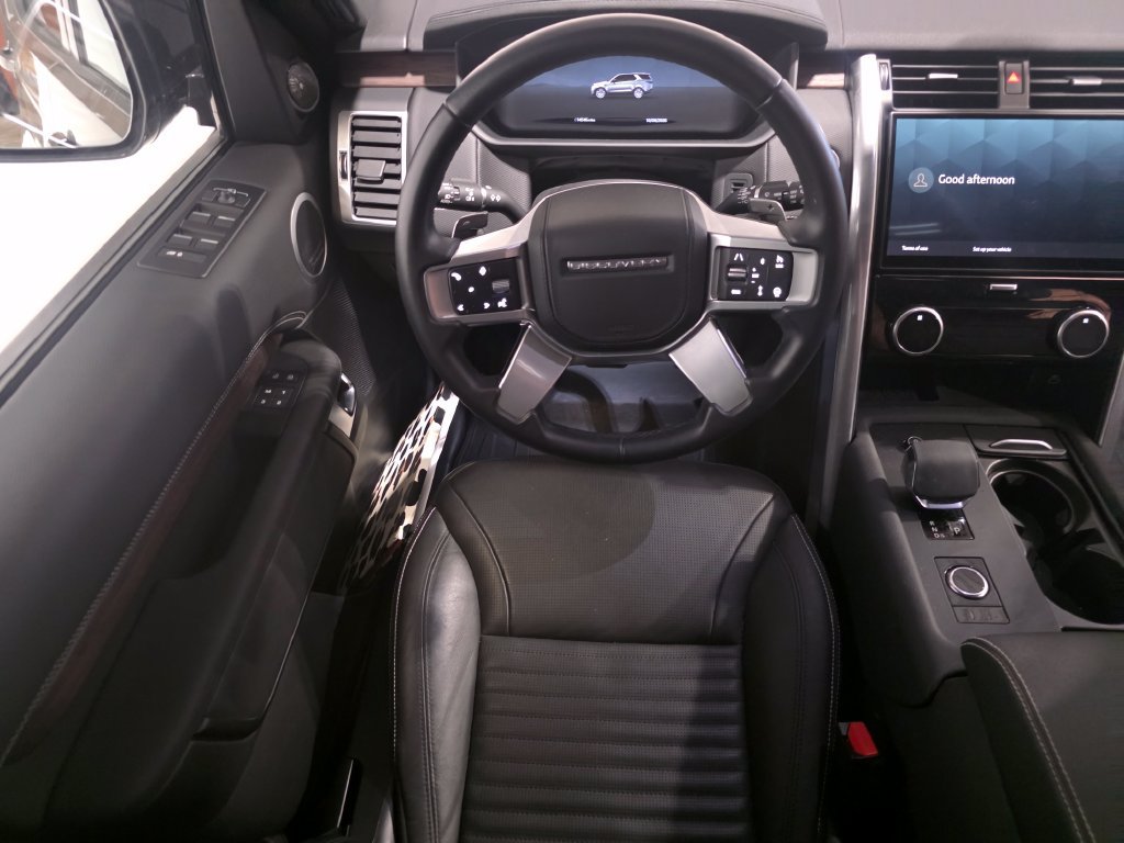 Used 2025 Land Rover Discovery Dynamic SE AWD/4WD image 17
