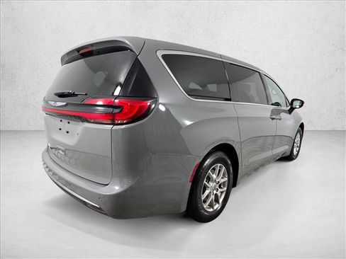 Used 2025 Chrysler Pacifica Select FWD image 3