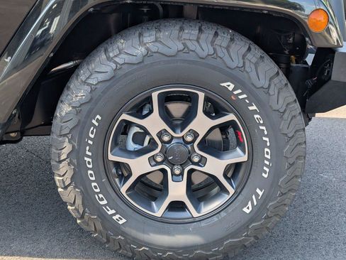 Used 2015 Jeep Wrangler Unlimited Sahara w/ Connectivity Group AWD/4WD image 38
