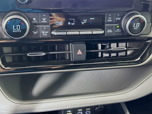 Used 2023 Toyota Highlander LE FWD image 16