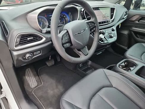 New 2026 Chrysler Pacifica Select AWD/4WD image 10
