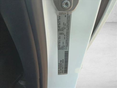 Used 2025 Chrysler Pacifica Select image 18