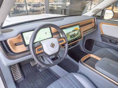 Used 2025 Rivian R1S Premium image 9