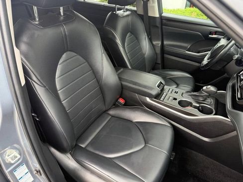 Used 2022 Toyota Highlander XLE AWD/4WD image 11