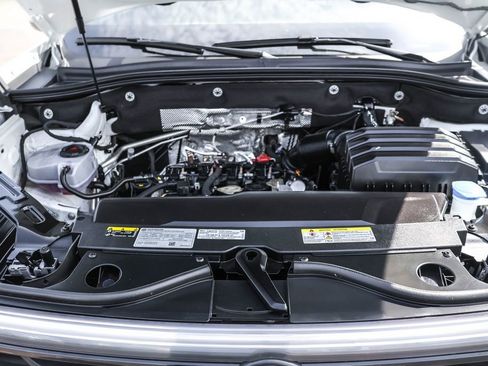 Certified 2025 Volkswagen Atlas Cross Sport SE image 39