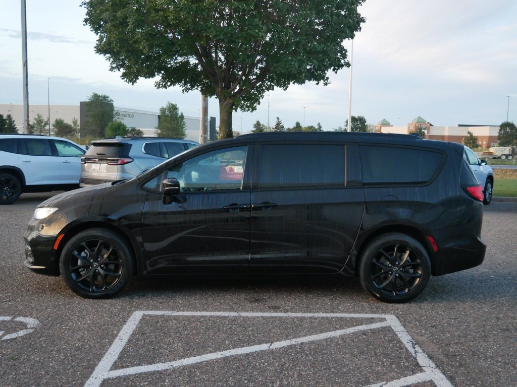 Used 2025 Chrysler Pacifica Limited AWD/4WD image 6