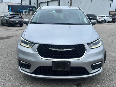 Used 2023 Chrysler Pacifica Touring-L FWD image 2