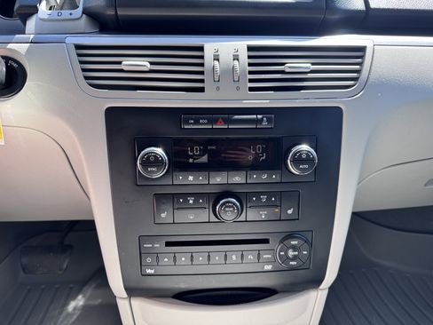 Used 2011 Volkswagen Routan SEL FWD image 27