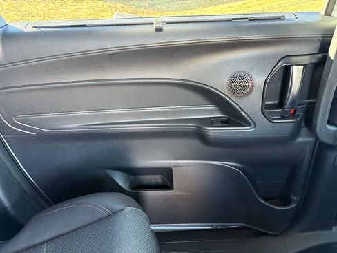 Used 2025 Toyota Sienna Platinum image 28