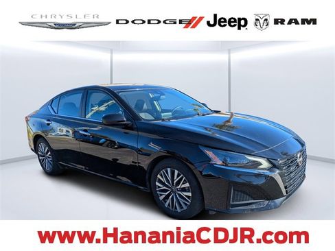 Used 2023 Nissan Altima 2.5 SV image 1