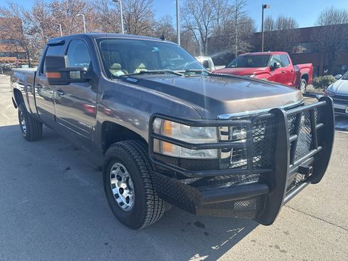 Used 2007 Chevrolet Silverado 2500 LTZ w/ EZ-Lift Tailgate Package image 2