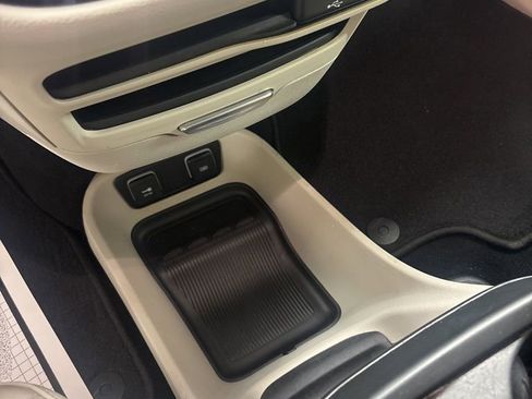 Used 2018 Chrysler Pacifica Touring-L w/ Tire & Wheel Group FWD image 16