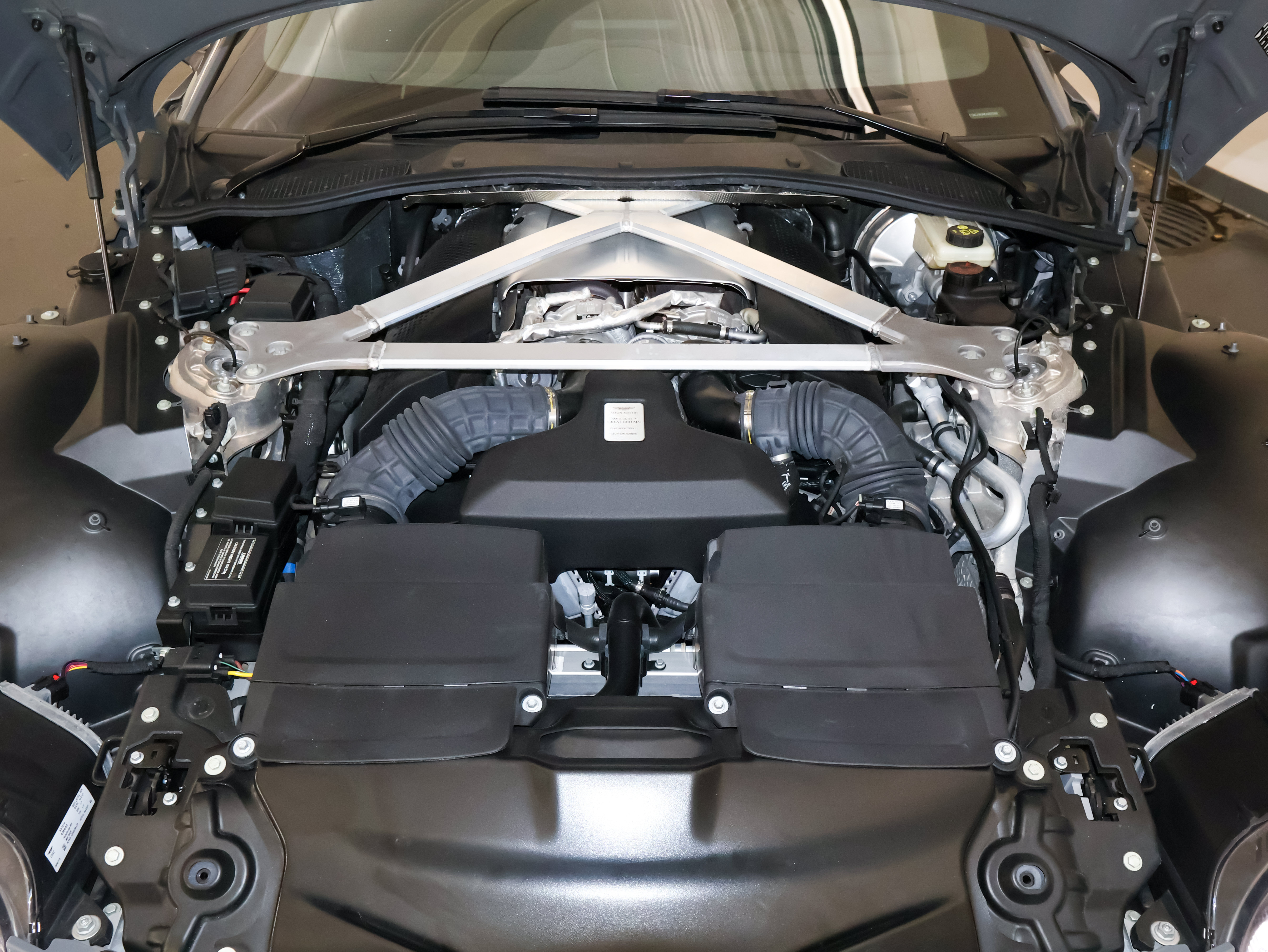 Used 2021 Aston Martin V8 Vantage Coupe RWD image 41