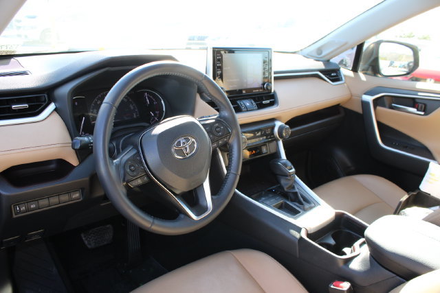 Used 2019 Toyota RAV4 Limited w/ Carpet Mat Package FWD image 12