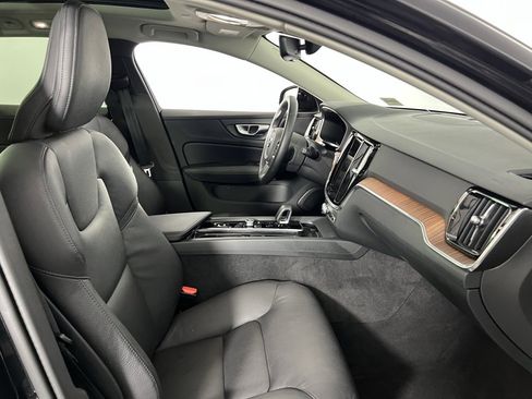 Used 2025 Volvo V60 B5 Cross Country Plus image 32
