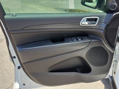 Used 2019 Jeep Grand Cherokee Laredo RWD image 17